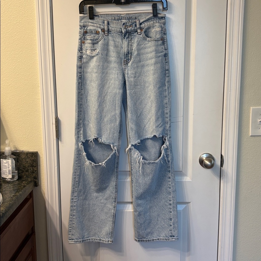 American Eagle Women’s Strigid Ripped High Waisted Stovepipe Jean.